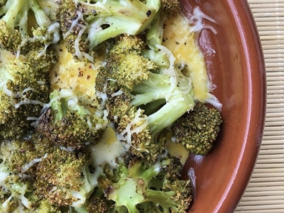Brócoli asado con queso y huevo