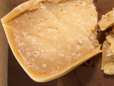 La tirosina en el queso: ¿qué son esos cristales que crujen al morder?